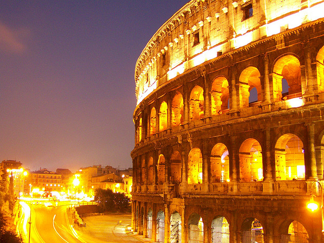 coliseo de Roma de noche